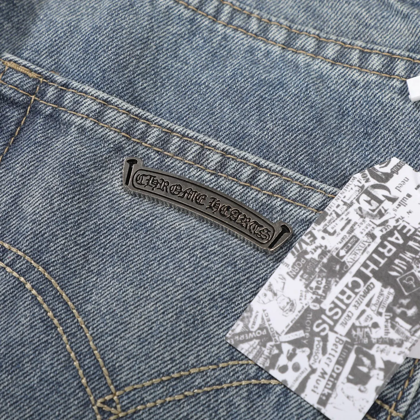 P290 Chrome Hearts Gallery co-branded limited-edition cross-flared flared jeans are a hot item this season and are sought after by countless celebrities and fashionistas. The neat details of the cutting process add color to the playful fashion! The neat and meticulous design, and the well-fitting structure is unique. The upper body not only has outstanding recognition, but also looks younger and younger. A style with the ultimate wearing meaning and performance, gorgeous color matching, and the craftsmanship of this style is also extremely extraordinary. After the finished product is washed, it is disassembled and hand-made with sheepskin cross leather and then spliced ​​together to complete. The whole piece has too many craftsmanship to describe. It is decorated with patchwork cross flowers and high-waisted washed jeans! ! Absolutely high-end luxury product, a god-level single product, a super popular product, made with top heavy industry, a magic weapon that cannot be missed to hit the streets. Size: 28 30 32 34 36 Color: blue
